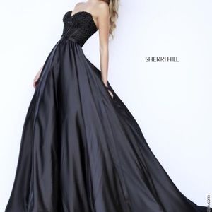 SHERRI HILL-SIZE 2 Navy blue ballgown ✨🔹